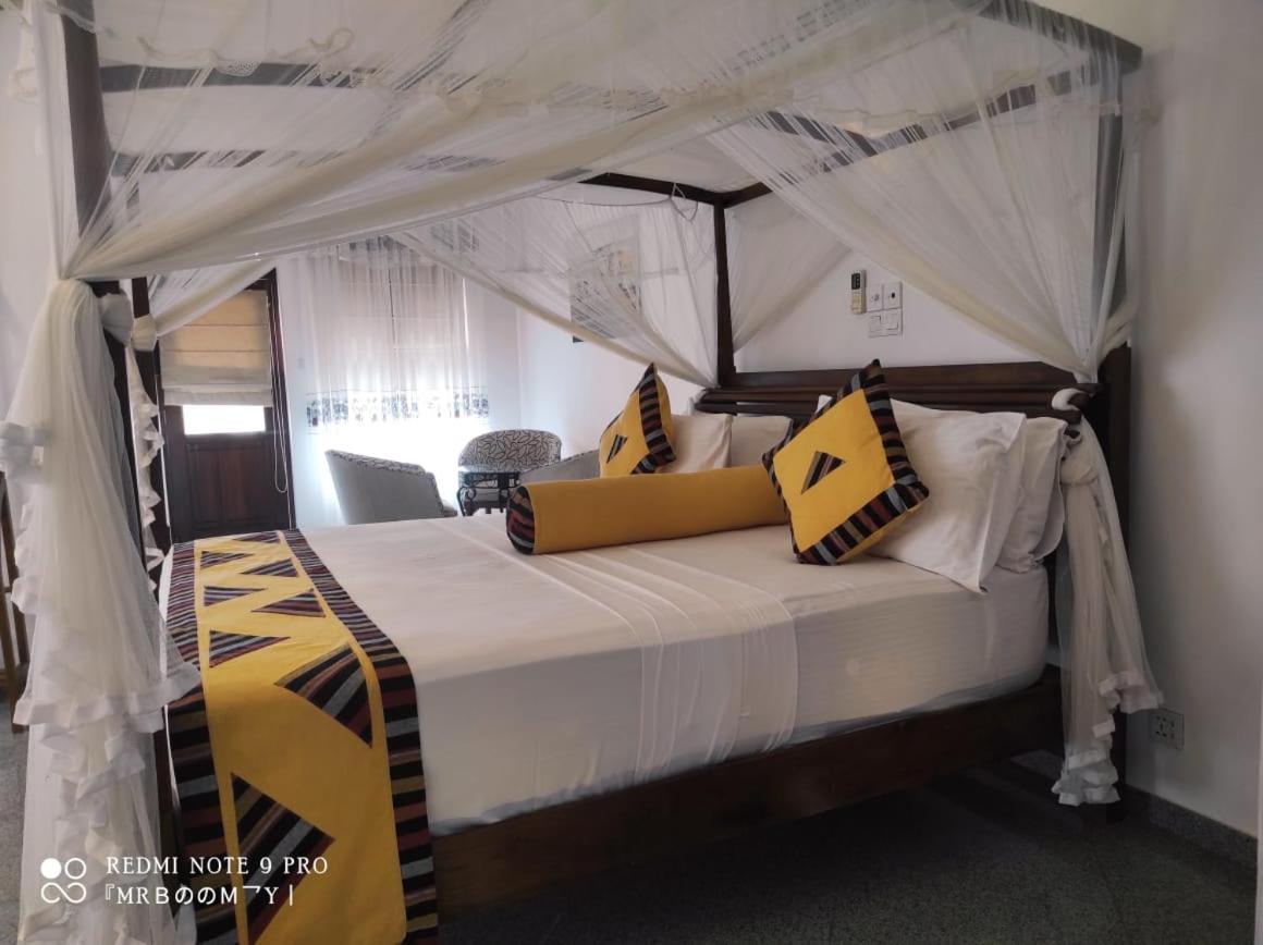 Suriya Arana Bed & Breakfast เนกอมโบ ภายนอก รูปภาพ