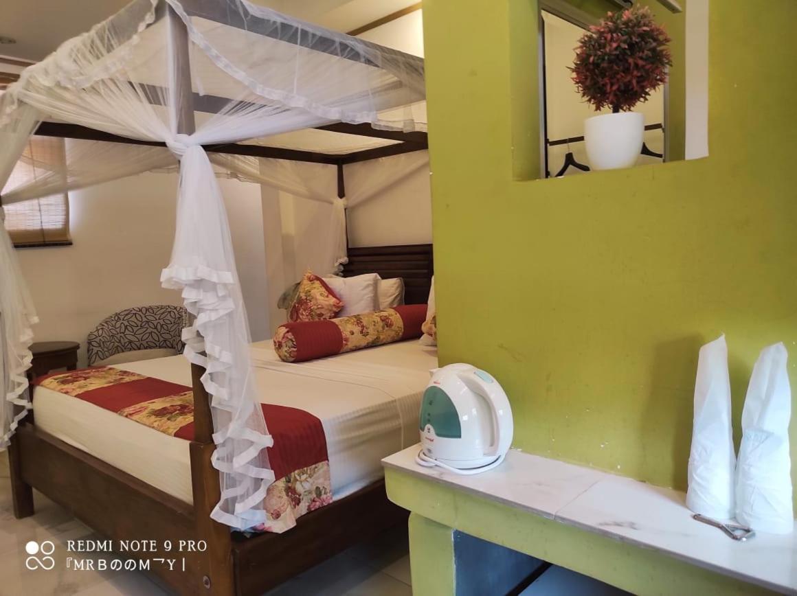Suriya Arana Bed & Breakfast เนกอมโบ ภายนอก รูปภาพ
