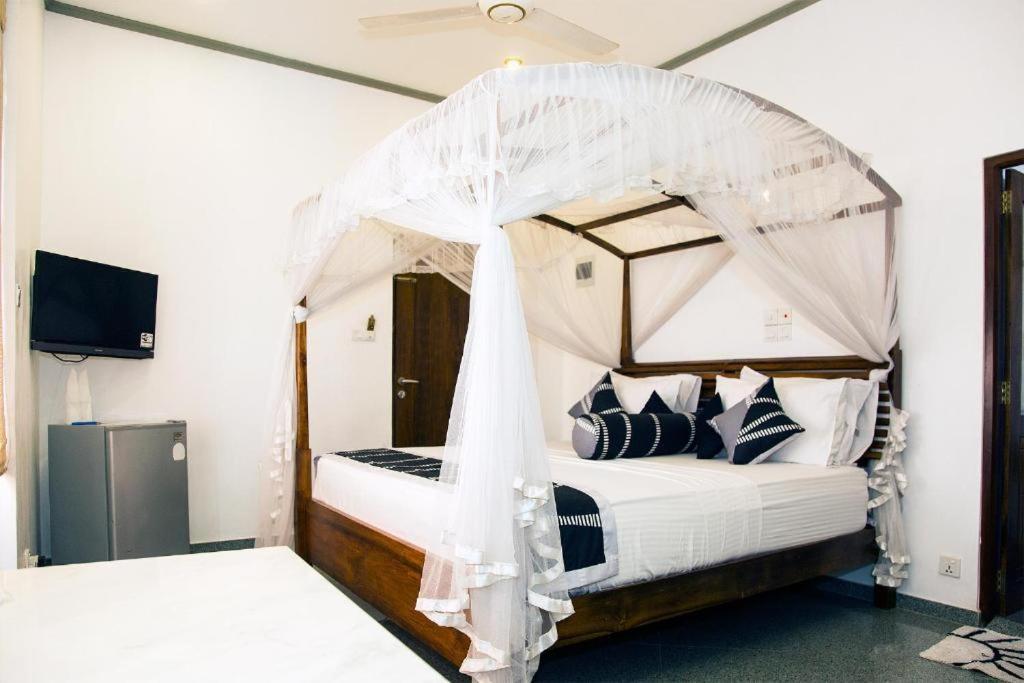 Suriya Arana Bed & Breakfast เนกอมโบ ภายนอก รูปภาพ