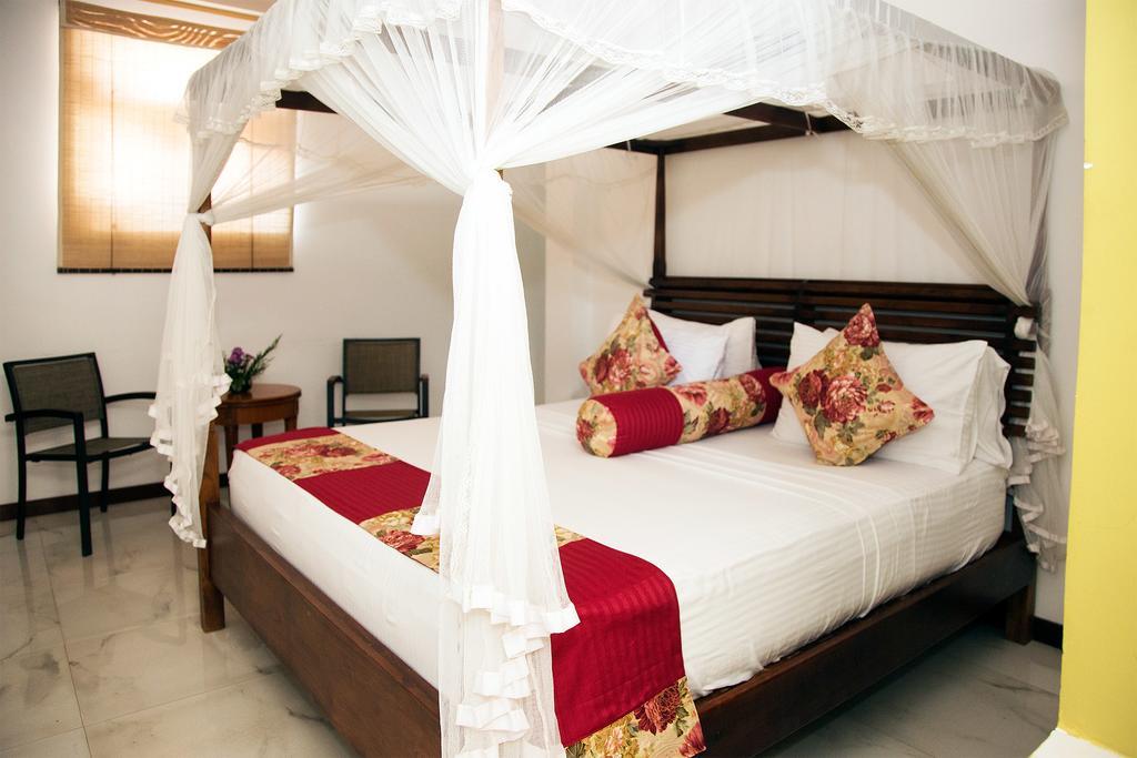 Suriya Arana Bed & Breakfast เนกอมโบ ภายนอก รูปภาพ