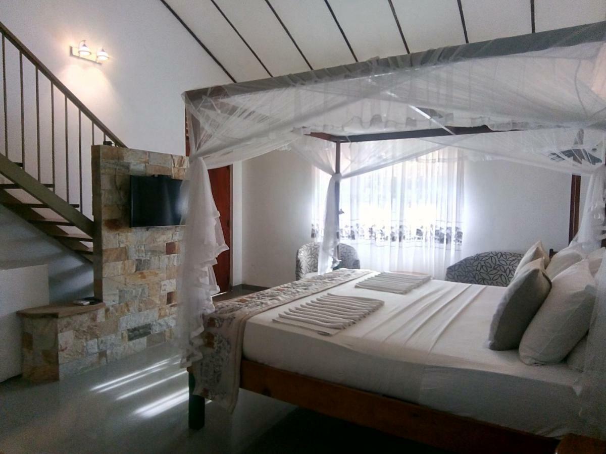 Suriya Arana Bed & Breakfast เนกอมโบ ภายนอก รูปภาพ
